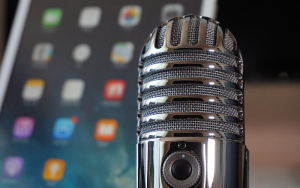 Photo of a podcast microphone and an iPad.